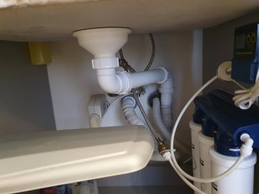 Проведена очистка трубопровода под раковиной, устранены препятствия для нормального водоотведения, восстановлена проходимость системы, обеспечена бесперебойная работа сантехники.