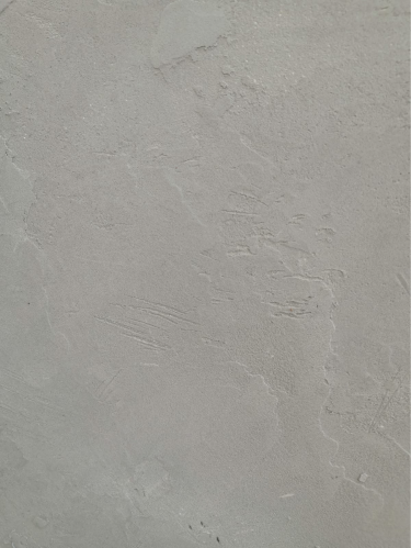 На поверхности создана текстура с плавными переходами и легкими рельефами, придающими стене изысканный вид. Использованы мягкие оттенки, создающие эффект натурального камня.