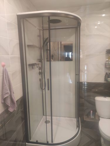 Установлен душевой уголок с низким основанием, закреплены стеклянные панели, подключены смеситель и лейка, герметизация швов выполнена, проверена работа слива.