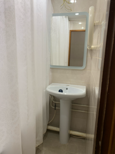 Установлена новая раковина, подключены трубы, проверена герметичность соединений, закреплен смеситель, обеспечена надежная фиксация, выполнена проверка на утечки, завершена чистовая отделка.