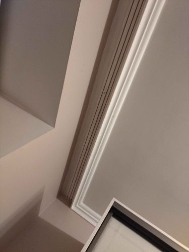 Закреплен потолочный карниз, обеспечивающий надежное крепление для штор. Установлены направляющие, обеспечивающие плавное движение. Работа выполнена аккуратно и качественно, без видимых дефектов.