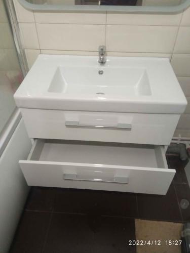 Установлена раковина с тумбой, подключен смеситель, обеспечен слив воды, проверена герметичность соединений, выровнена конструкция, закреплены крепежи, проведена проверка функциональности.