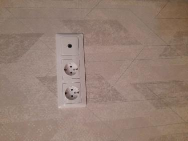 На стене установлены три розетки и телевизионный разъем. Все элементы аккуратно выровнены и закреплены, обеспечивая надежное подключение и эстетичный вид.