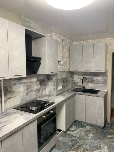 Изготовлены и установлены новые элементы для кухонного гарнитура, обеспечивающие идеальную подгонку и современный внешний вид. Все детали аккуратно размещены, создавая гармоничный интерьер.