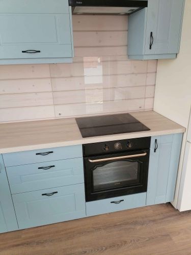 Установлены шкафы, закреплена столешница, вмонтирована варочная панель, подключена духовка, навешены дверцы, прикручены ручки, выполнена подгонка всех элементов, завершена отделка.