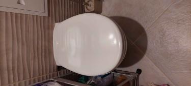 Установлено сантехническое оборудование, закреплено на стене, подключено к водопроводу и канализации, обеспечена надежная фиксация, проверена герметичность соединений, выполнена отделка.