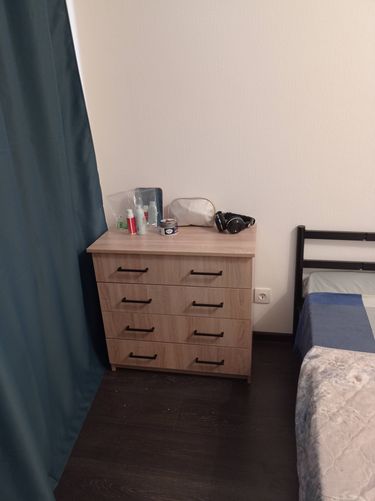 Собран новый шкафчик: установлены ящики, закреплены ручки, выровнены поверхности, проверена устойчивость, обеспечена функциональность. Все элементы соединены, конструкция готова к использованию.