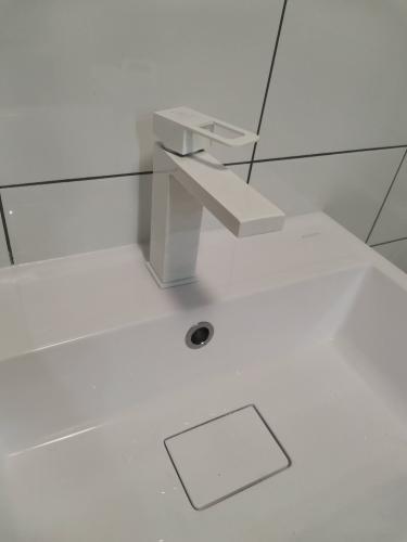 Установлено новое оборудование на кухне, подключены водопроводные трубы, проверена герметичность соединений, устранены старые элементы, обеспечена функциональность системы.