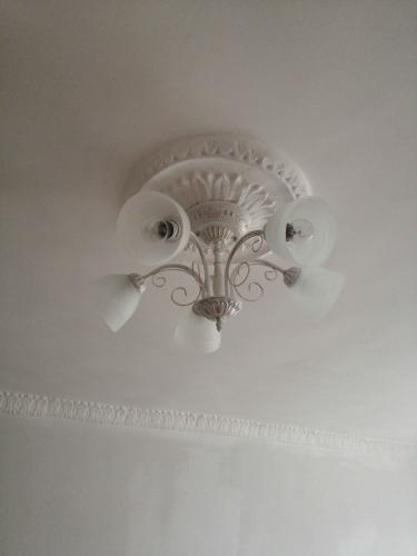 Установлена элегантная люстра на потолок, подключены провода, закреплены крепежи, проверена работоспособность, обеспечена надежная фиксация, завершен монтаж светильника.