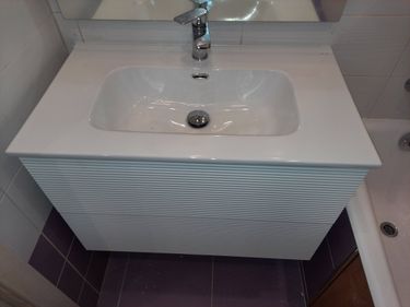 Установлена раковина с подключением к водопроводу и сливу. Закреплен смеситель, проверена герметичность соединений, обеспечена устойчивость конструкции. Завершена отделка вокруг.