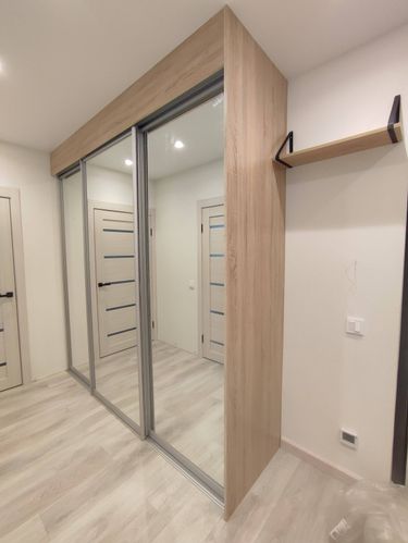 Полка надежно закреплена на стене, используя крепежные элементы. Установлена ровно, без видимых дефектов. Работа выполнена аккуратно, обеспечивая функциональность и эстетичный вид.