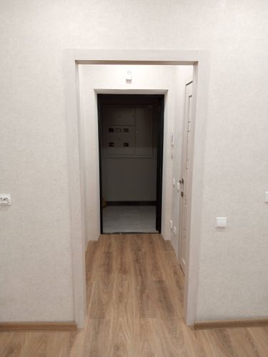 Установлена новая деревянная дверь, закреплены петли, врезан замок, отрегулирована рама, проверена плавность открывания, зазоры устранены, наличники смонтированы, фурнитура установлена.