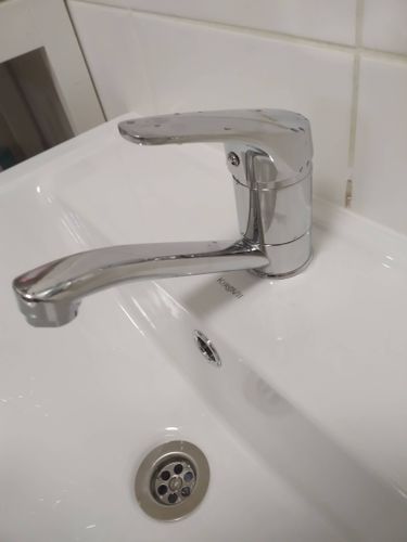 Установлен новый кран, обеспечивающий надежное функционирование водоснабжения. Проведены работы по демонтажу старого устройства и монтажу современного механизма на раковине.