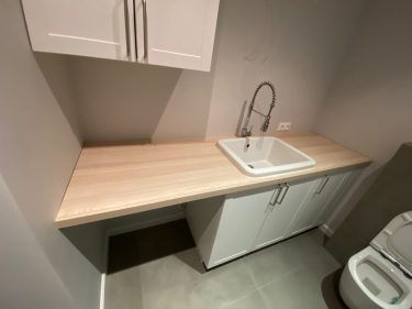 Установлен новый водонапорный кран, заменивший старый. Проведены работы по демонтажу и монтажу, обеспечена герметичность соединений, проверена функциональность системы.