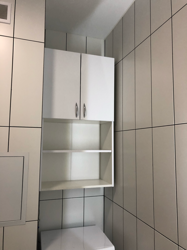 Изображение демонстрирует завершённый монтаж зеркала на стене ванной комнаты. Установлено над умывальником, надёжно закреплено, гармонирует с интерьером, создавая ощущение простора и света.