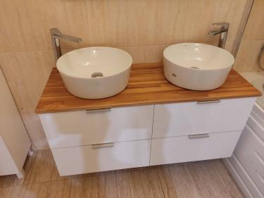 Обновлены соединения вокруг ванны: нанесён свежий слой герметика, обеспечивающий защиту от влаги и предотвращение протечек. Все стыки тщательно обработаны для долговечности.