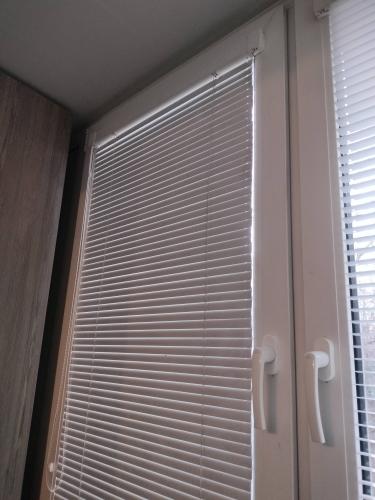 Монтаж горизонтальных или вертикальных жалюзи на стену\потолок