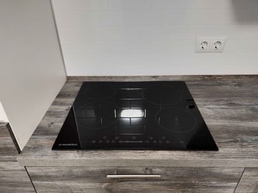 Выполнено точное вырезание отверстия в столешнице для установки варочной панели, обеспечена аккуратная подгонка и надежное закрепление, сохраняя эстетичный вид поверхности.