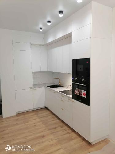 Установлены шкафы, смонтирована столешница, подключены бытовые приборы, закреплена мойка, установлена фурнитура, проведены коммуникации, завершена отделка, проверена функциональность.