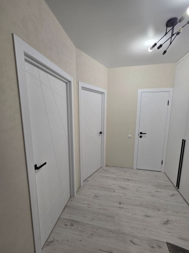 Установлена новая деревянная створка, закреплены петли, врезан замок, отрегулирована фурнитура, проверена плавность хода, обеспечена звукоизоляция, завершена отделка проема.