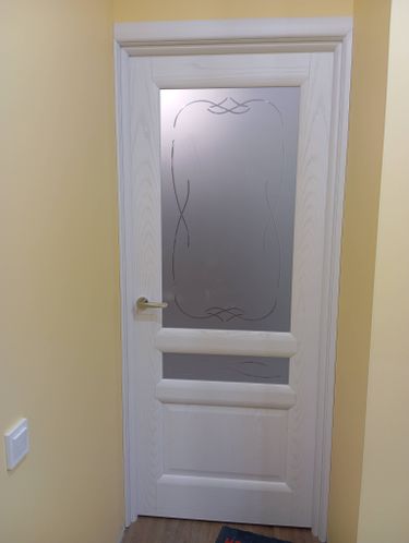 Установлен замок в деревянную дверь. Выполнено сверление отверстий, закрепление механизма, монтаж ручки. Проверена работоспособность, обеспечена плавность закрытия.