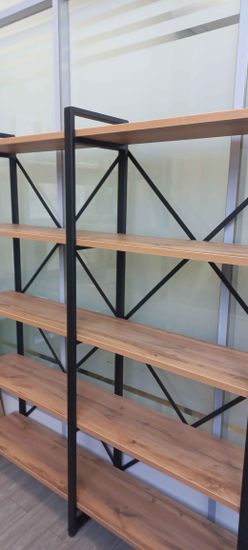 Установлены полки с деревянными элементами и металлическим каркасом. Конструкция устойчива, надежно закреплена, обеспечивает функциональность и эстетичный вид.