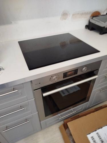 Установлено новое оборудование: старая панель демонтирована, новая интегрирована в столешницу, подключены все необходимые коммуникации, проверена работоспособность устройства.