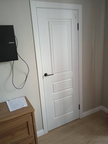 Установлено новое дверное полотно, выполнена подгонка по размеру, закреплены петли и ручка, проверена функциональность. Обновлённый элемент гармонично вписался в интерьер помещения.