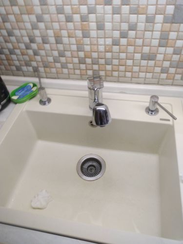 Установлен новый шаровой вентиль, обеспечивающий надежное перекрытие воды. Проведена проверка герметичности соединений, устранены возможные протечки, восстановлена функциональность системы.