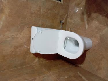 Установлен новый бачок, подключены все коммуникации, проверена герметичность соединений, проведена тестовая проверка работоспособности, устранены возможные протечки, завершена чистовая отделка.