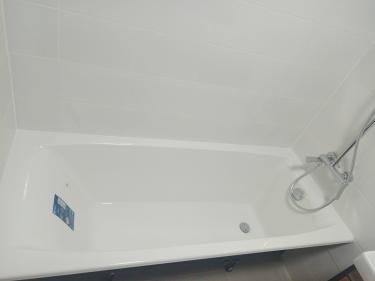 Установлено оборудование для душа, подключены водопроводные трубы, закреплены крепежные элементы, проверена герметичность соединений, протестирована работа системы, завершена отделка.