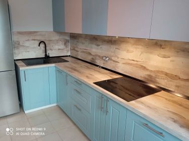 Гармонично установлены новые элементы для кухонного гарнитура, обеспечивая точное соответствие и аккуратный внешний вид. Завершён монтаж, обновлён стиль, улучшена функциональность.