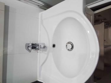 Установлен новый смеситель, подключены водопроводные трубы, проверена герметичность соединений, устранены протечки, обеспечена надежная фиксация, выполнена чистовая отделка рабочей зоны.