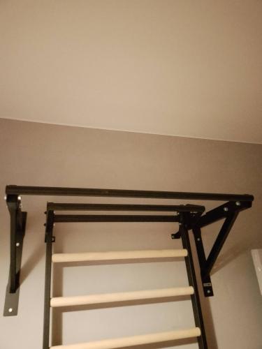 Закреплена конструкция на стене, проверена надежность креплений, выровнено положение, установлены все необходимые элементы для безопасного использования.