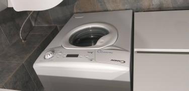 Установлено устройство, подключены водопровод и слив, проверена герметичность соединений, выполнен тестовый запуск, обеспечена устойчивость на поверхности.