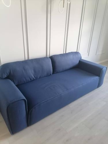 Собран новый диван: установлены каркас, подлокотники, спинка и сиденье. Все элементы надежно закреплены, обеспечивая комфорт и устойчивость. Готов к использованию в интерьере.