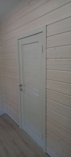 Установлена складная конструкция, закреплены направляющие, произведена регулировка створок, проверена плавность открывания, завершена отделка проема.