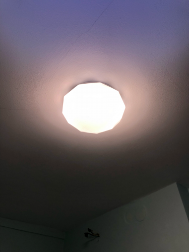 На потолке закреплен новый светильник, подключен к электросети, проверена работоспособность, обеспечено равномерное освещение комнаты, проведена финальная проверка безопасности.