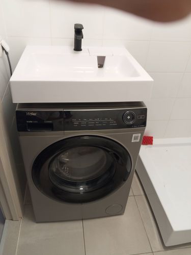 Установлен новый водопроводный кран на раковину, подключены все необходимые коммуникации, проверена герметичность соединений, обеспечена функциональность и эстетичность оборудования.