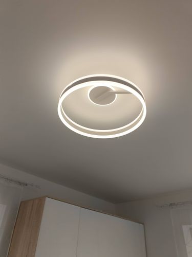 Установлено потолочное освещение. Закреплено крепление, подключены провода, проверена работа. Светильник надежно закреплен, обеспечивает равномерное освещение комнаты.