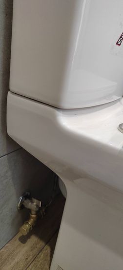 Установлено новое сантехническое оборудование, подключено к водопроводу, закреплено на полу, проверена герметичность соединений, обеспечена функциональность и надежность системы.