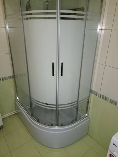 Изображена завершенная работа: аккуратно разобрана и удалена душевая конструкция, освобождена площадь, устранены крепления, отключены коммуникации, подготовлено пространство для дальнейших действий.