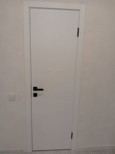 Выполнена установка замка: вырезано отверстие, закреплён механизм, установлены ручки, проверена работоспособность. Дверь закрывается плавно, без заеданий.