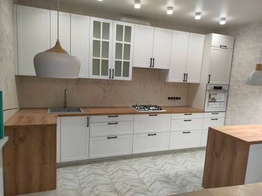 Установлены шкафы, закреплены фасады, смонтирована столешница, подключены мойка и плита, установлены ручки, навешены дверцы, проведены коммуникации, завершена отделка.