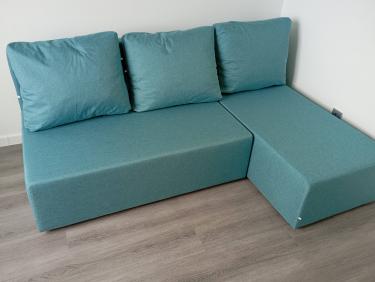 Собран угловой диван: установлены подушки, закреплены элементы, проверена устойчивость, обеспечена функциональность, завершена отделка, проверено качество соединений.