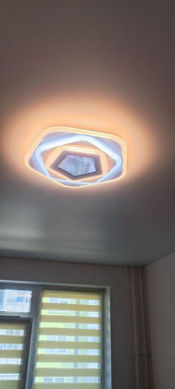 Установлено осветительное устройство на натяжной потолок, выполнено подключение к электропитанию, обеспечена надежная фиксация и эстетичное расположение, проверена работоспособность.