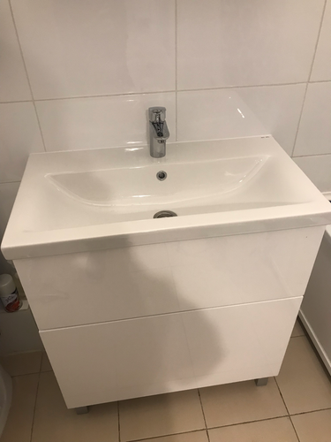 Установлен новый кран на раковину в ванной комнате. Проведены работы по демонтажу старого оборудования и монтажу современного устройства. Обеспечена герметичность соединений.