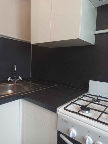 Установлена новая столешница на кухне, выполнены точные вырезы для мойки и плиты, углы подогнаны, поверхность ровная, без зазоров, обеспечена идеальная стыковка с мебелью.