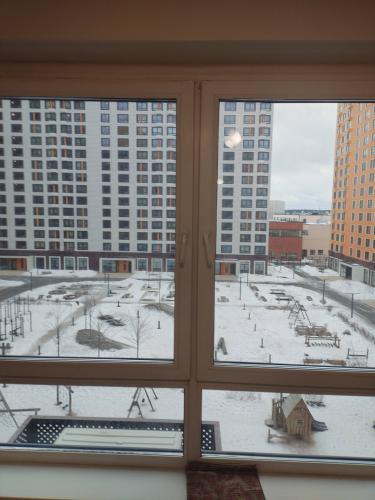 На пластиковых окнах установлен новый уплотнитель, обеспечивающий герметичность и защиту от сквозняков. Работа завершена, окна выглядят обновленными и готовы к эксплуатации.