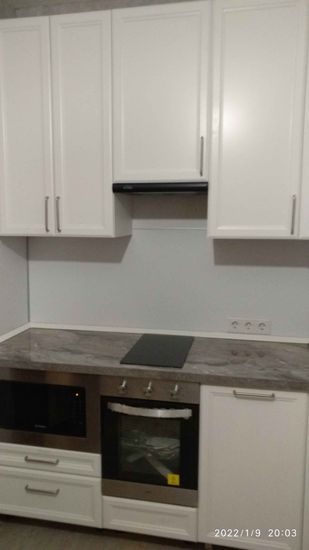 Выполнена обработка кухонных дверок: аккуратная подгонка, точное выравнивание, установка. Фасады идеально вписаны в интерьер, обеспечивая гармоничный вид и функциональность.